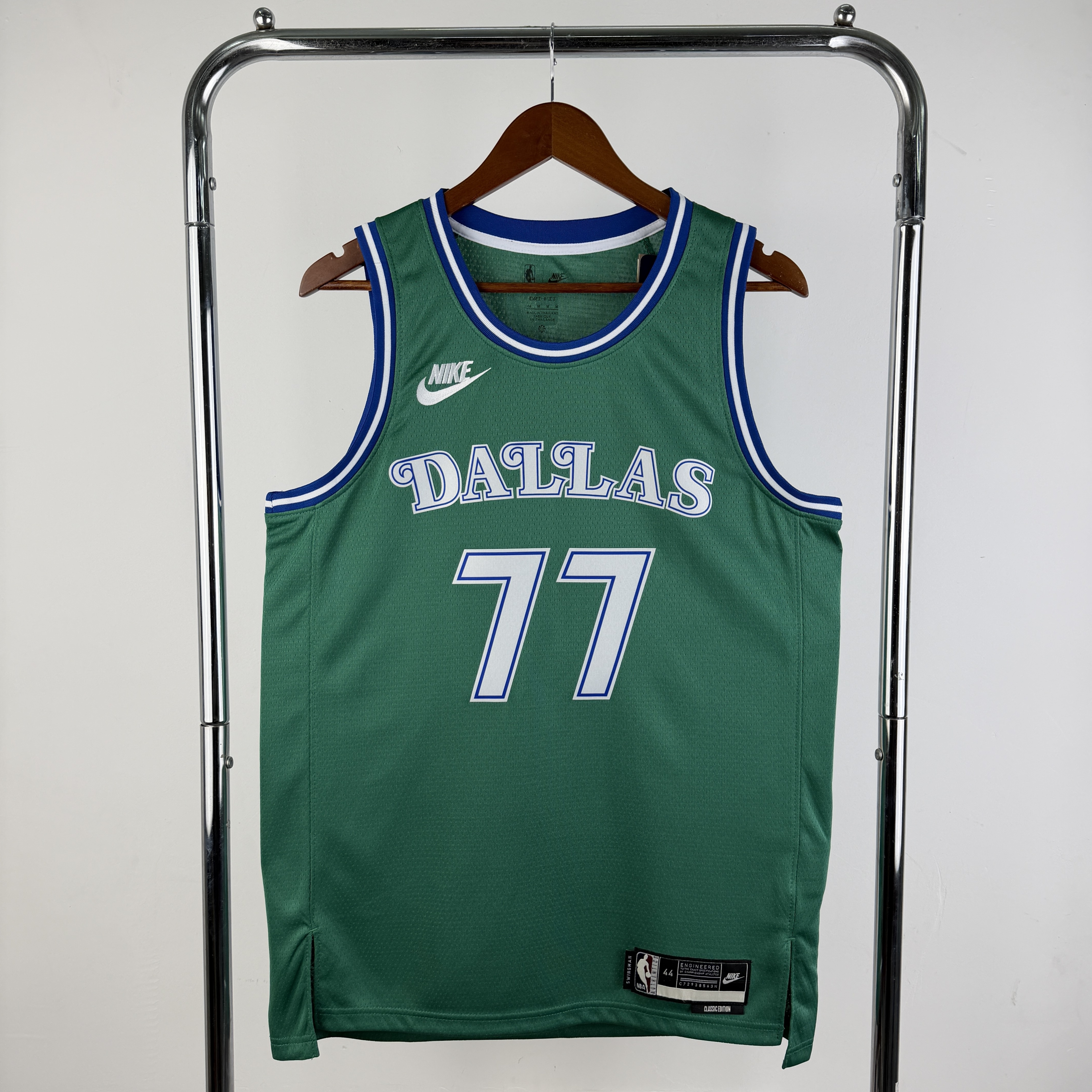 Luka Doncic, el número 77 verde retro de los Mavericks, en la temporada 2026